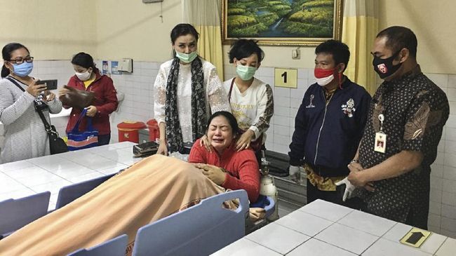 Keluarga melihat jenazah penyanyi Didi Kempot di RS Kasih Ibu Surakarta, 5 Mei 2020.