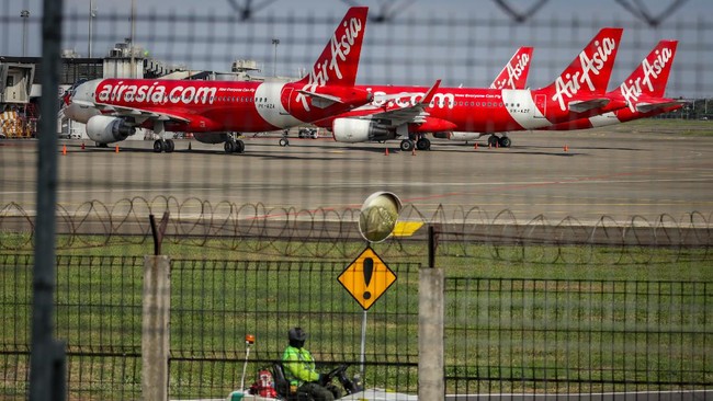 Sejumlah armada pesawat AirAsia terparkir di Apron Terminal 1D Bandara Soekarno Hatta, Tangerang, Banten, Selasa (5/5/2020). PT AirAsia Indonesia Tbk berencana kembali membuka penerbangan mulai 18 Mei 2020 setelah sebelumnya menutup penerbangan berjadwal sejak 1 April 2020 imbas pandemi COVID-19. ANTARA FOTO/Fauzan/hp.