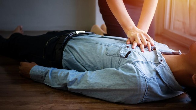 Kemungkinan selamat dari henti jantung, seperti pada tragedi Itaewon, bisa meningkat jika pasien mendapatkan pertolongan CPR. Bagaimana cara melakukan CPR?