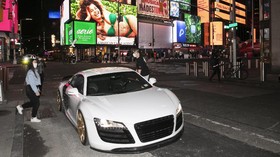 FOTO: Supercar dan Moge Keliaran, Hiburan Warga Saat Corona