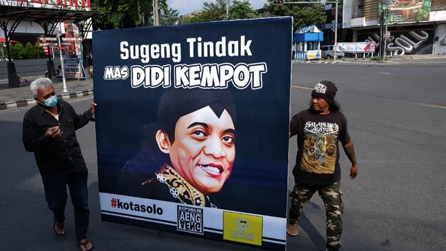 Warga mengusung poster ucapan duka cita untuk mengenang penyanyi campursari Dionisius Prasetyo atau Didi Kempot yang meninggal dunia di Solo, Jawa Tengah, Selasa (5/5/2020). Didi Kempot meninggal dunia saat menjalani perawatan di Rumah Sakit Kasih Ibu, Solo, Selasa (5/5/2020), dan rencananya akan dimakamkan di tempat kelahiran Ngawi, Jawa Timur. ANTARAFOTO/Maulana Surya/foc.