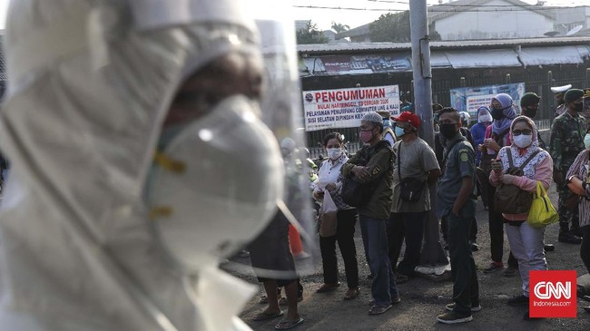 Calon penumpang berbaris antre menunggu giliran masuk ke dalam Stasiun Bekasi, Jawa Barat, Selasa, 5 Mei 2020. Pemkot Bekasi melakukan tes Poylmerase Chain Reaction (PCR) bagi penumpang KRL untuk memutus rantai virus covid-19. CNNIndonesia/Safir Makki