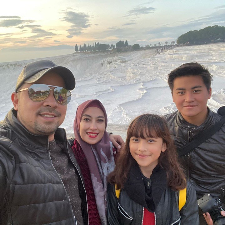 7 Foto Kedekatan Sultan Djorghi & Anak Sambung, Liburan hingga Curhat