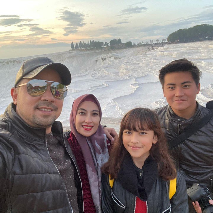 <p>Sultan Djorghi sudah belasan tahun menikah dengan Annisa Trihapsari. Sebelum menikah, Annisa sudah memiliki seorang anak laki-laki dari pernikahannya dengan Adjie Pangestu, Bun. (Foto: Instagram @djorghisultan)</p>
