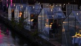 Restoran Rumah Kaca di Amsterdam Staff at the Mediamatic restaurant serve food to volunteers seated in small glasshouses during a try-out of a setup which respects social distancing abiding by government directives to combat the spread of the COVID-19 coronavirus in Amsterdam, Netherlands, Tuesday, May 5, 2020. (AP Photo/Peter Dejong)