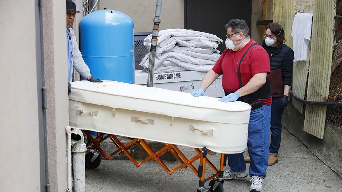 FOTO: Gotong Royong Warga Brooklyn Menguburkan Korban Corona