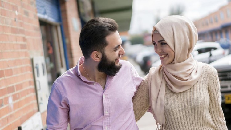 pasangan muslim Portrait of a loving young Muslim couple smiling on the street - lifestyle concepts
