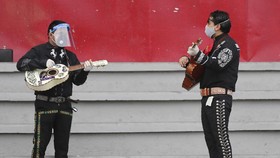 FOTO: Aksi Musisi Mariachi Protes Kebijakan Lockdown Ekuador