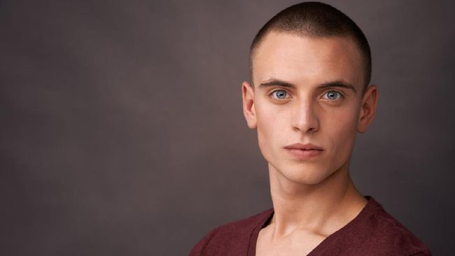 Studio shot of a handsome young man looking at the camerahttps://195.154.178.81/DATA/istock_collage/0/shoots/781894.jpg