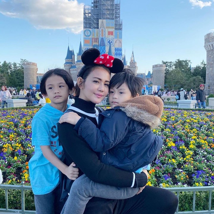 <p>Sebagai ibu tunggal, Juliana sering menghabiskan waktu dengan kedua jagoannya yang bernama Hafuza Dhamiri Herman dan Hisyam Quraisy Herman. (Foto: Instagram @julianamoechtar)</p>