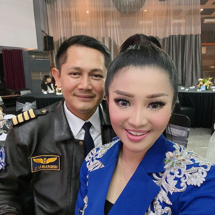 <p>Fitri juga sering menemani suaminya ke berbagai acara, seperti reuni perak Penerbang Curug Angkatan 53 pada Januari lalu. (Foto: Instagram @fitricarlina)</p>