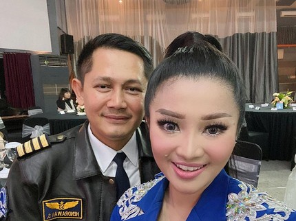 7 Potret Manja Fitri Carlina pada Suami, Pilot Garuda yang Keren