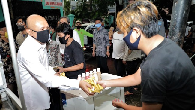 Pemerintah memangkas BLT UMKM dari Rp2,4 juta menjadi Rp1,2 juta pada 2021. Target penerima BLT pun berkurang dari 12 juta menjadi hanya 9,8 juta.