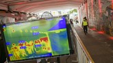 BIN GELAR RAPID TEST MASSAL DI TEROWONGAN KENDAL Warga melintas di samping monitor alat deteksi suhu tubuh atau