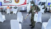 BIN GELAR RAPID TEST MASSAL DI TEROWONGAN KENDAL Petugas medis menyemprotkan cairan disinfektan saat pemeriksaan cepat atau rapid test COVID-19 di Terowongan Kendal, Jakarta, Rabu (6/5/2020). Badan Intelijen Negara (BIN) menggelar rapid test COVID-19 massal kepada warga yang melintas di kawasan tersebut guna memastikan kesehatannya dan mengantisipasi penyebaran COVID-19. ANTARA FOTO/Galih Pradipta/aww.