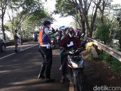 Petugas Incar Pengendara Bersuhu Tinggi dan Tak Bermasker