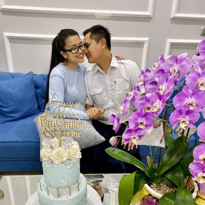 <p>Lima tahun menikah, pasangan ini selalu tampil mesra dan kompak. Fitri pun terlihat sangat manja pada sang suami. Sang suami nampak sayang ke Fitri. (Foto: Instagram @fitricarlina)</p>
