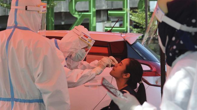 Petugas mengambil sampel cairan dari hidung dan tenggorokan warga saat mengikuti swab tes di RS Pertamina Jaya, Jakarta, Selasa (5/5/2020). RS Pertamina Jaya mengelar swab tes untuk masyarakat umum maupun melalui sistim Drive Thru sebagai salah satu metode untuk mendeteksi dan mencegah penyebaran COVID-19. ANTARA FOTO/Indrianto Eko Suwarso/hp.
