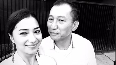 img-title Potret Lawas Mendiang Ayah Nikita Willy Disebut Mirip Jackie Chan