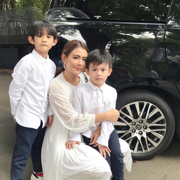 <p>Foto ini diambil pada Idul Fitri tahun lalu, lebaran pertama Hafuza dan Hisyam tanpa ayah mereka. (Foto: Instagram @julianamoechtar)</p>