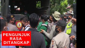 VIDEO: Polisi Tangkap 4 Pengunjuk Rasa