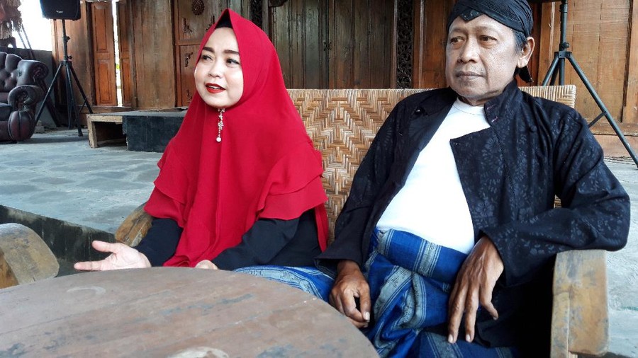 Cak Diqin bersama istrinya, Nyimut Sri Lestari. Cak Diqin bersama istrinya, Nyimut Sri Lestari.