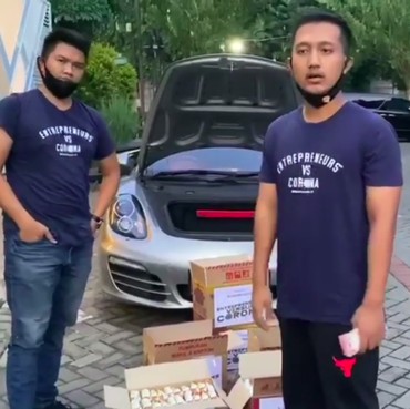 Sindir Ferdian Paleka, Crazy Rich Surabaya Bagikan Kardus Mi Isi Uang Jutaan