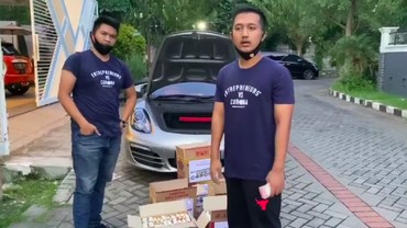 img-title Sindir Ferdian Paleka, Crazy Rich Surabaya Bagikan Kardus Mi Isi Uang Jutaan