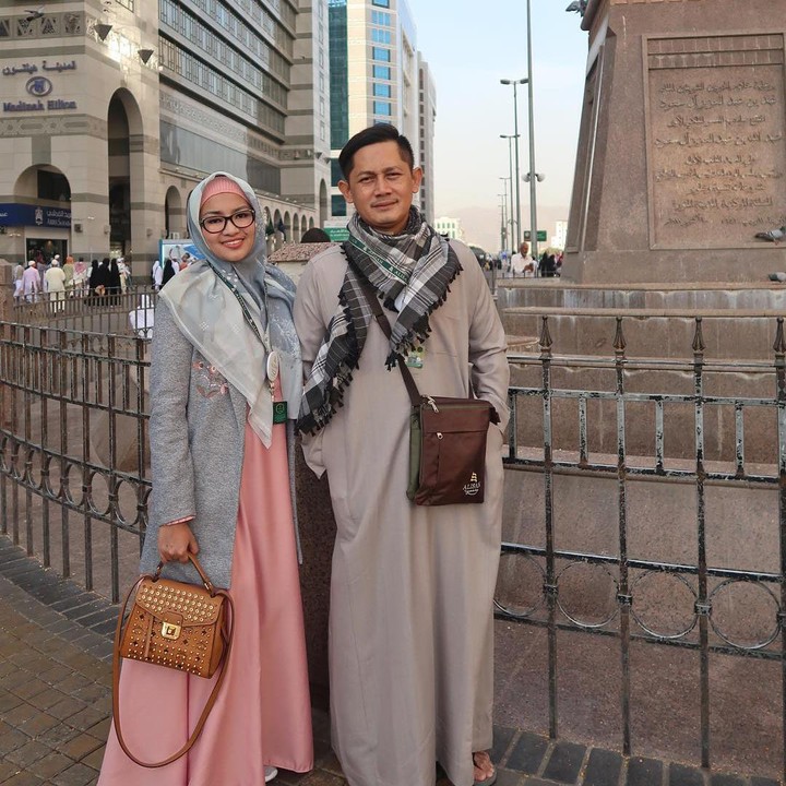 <p>Awal tahun lalu, Fitri bersama sang suami menunaikan ibadah umrah ke Tanah Suci. Selalu nempel, sepertinya jadi resep keharmonisan mereka ya. (Foto: Instagram @fitricarlina)</p>