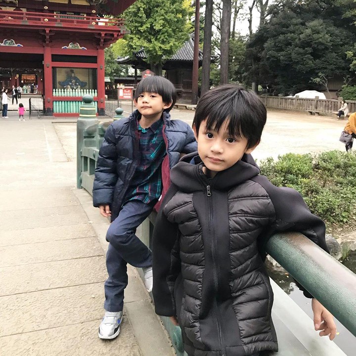 <p>Sepintas, kedua anak laki-laki Herman dan Juliana Moechtar ini seperti kembar ya, Bun. Padahal, usia mereka berbeda satu tahun lho. (Foto: Instagram @hafuza_hisyam)</p>