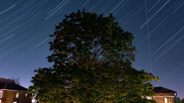 Beberapa bulan terakhir ini bumi terus dihujani oleh partikel asteroid dari luar angkasa. Setidaknya ada fenomena alam yang indah untuk dinikmati seperti hujan meteor Lyrids dan Eta Aquarids. 



Lembaga Penerbangan dan Antariksa Nasional (LAPAN) membagikan kalender astronomi yang akan terjadi pada bulan Mei ini. Salah satunya adalah fenomena alam hujan meteor Eta Aquarids yang terjadi tadi malam dan beberapa hari kedepan.
