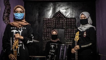 img-title Band Metal Berhijab Asal Garut Curi Perhatian Bassist Red Hot Chili Peppers