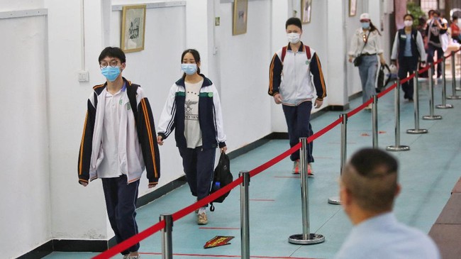 Students arrive at a high school in Wuhan in China's central Hubei province on May 6, 2020. - Senior school students returned to class on May 6 in the central Chinese city of Wuhan, where the coronavirus that has now swept the globe first emerged late last year. (Photo by STR / AFP) / China OUT