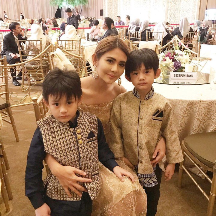 <p>Herman Sikumbang atau yang lebih dikenal dengan nama Herman 'Seventeen' meninggal saat terjadi tsunami Selat Sunda 2018 lalu. Herman meninggalkan istri dan dua anak laki-lakinya. (Foto: Instagram @julianamoechtar)</p>