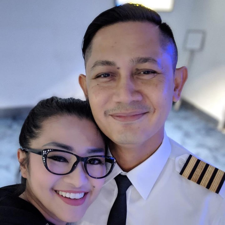 <p>Memiliki suami seorang pilot, tak lantas membuat Fitri mudah cemburu. Ia mengaku percaya dan ikhlas dengan tugas dan pekerjaan sang suami. Kalau lihat kemesraan mereka, pasti bikin baper deh. He-he-he. (Foto: Instagram @fitricarlina)</p>