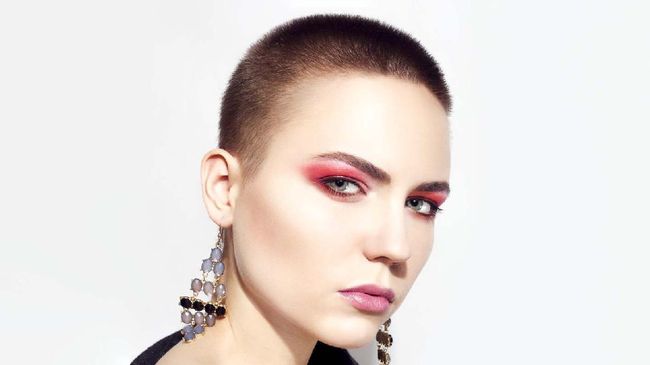 Sinead O'Connor merupakan penyanyi asal Irlandia yang tenar berkat Nothing Compares 2 U. Namun, ia bergelut dengan kesehatan mental.