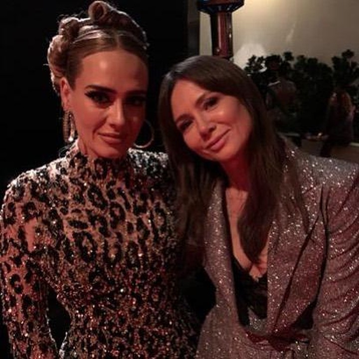 <p>Adele sempat tampil di acara Oscar 2020, Bun. Saat dia berfoto bareng presenter TV Kinga Rusin, banyak yang pangling dengan penampilan Adele. (Foto: Instagram @kingarusin)</p>