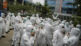 BIN GELAR RAPID TEST MASSAL DI TEROWONGAN KENDAL Petugas medis bersiap menggelar pemeriksaan cepat atau rapid test COVID-19 di Terowongan Kendal, Jakarta, Rabu (6/5/2020). Badan Intelijen Negara (BIN) menggelar rapid test COVID-19 massal kepada warga yang melintas di kawasan tersebut guna memastikan kesehatannya dan mengantisipasi penyebaran COVID-19. ANTARA FOTO/Galih Pradipta/aww.