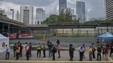 BIN GELAR RAPID TEST MASSAL DI TEROWONGAN KENDAL Warga mengantre untuk mengikuti pemeriksaan cepat atau rapid test COVID-19 di Terowongan Kendal, Jakarta, Rabu (6/5/2020). Badan Intelijen Negara (BIN) menggelar rapid test COVID-19 massal kepada warga yang melintas di kawasan tersebut guna memastikan kesehatannya dan mengantisipasi penyebaran COVID-19. ANTARA FOTO/Galih Pradipta/aww.