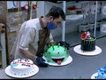 VIDEO: Waspada Pandemi, Toko Pastri Irak Buat Cake Corona