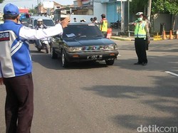 Hari Pertama PSBB, Puluhan Kendaraan di Pantura Cirebon Diputar Balik