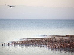 Penampakan Lubang-lubang Raksasa Bermunculan di Tepi Laut Mati