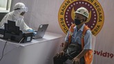 BIN GELAR RAPID TEST MASSAL DI TEROWONGAN KENDAL Petugas medis melakukan pemeriksaan cepat atau rapid test COVID-19 di Terowongan Kendal, Jakarta, Rabu (6/5/2020). Badan Intelijen Negara (BIN) menggelar rapid test COVID-19 massal kepada warga yang melintas di kawasan tersebut guna memastikan kesehatannya dan mengantisipasi penyebaran COVID-19. ANTARA FOTO/Galih Pradipta/aww.