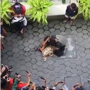 Viral Video Fans Nangis Histeris Atas Meninggalnya Didi Kempot