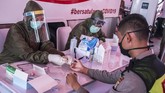 BIN GELAR RAPID TEST MASSAL DI TEROWONGAN KENDAL Petugas medis melakukan pemeriksaan cepat atau rapid test COVID-19 di Terowongan Kendal, Jakarta, Rabu (6/5/2020). Badan Intelijen Negara (BIN) menggelar rapid test COVID-19 massal kepada warga yang melintas di kawasan tersebut guna memastikan kesehatannya dan mengantisipasi penyebaran COVID-19. ANTARA FOTO/Galih Pradipta/aww.