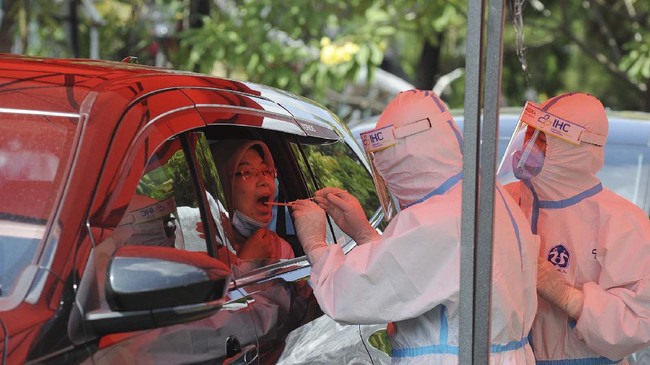 Petugas mengambil sampel cairan dari hidung dan tenggorokan warga saat mengikuti swab tes di RS Pertamina Jaya, Jakarta, Selasa (5/5/2020). RS Pertamina Jaya mengelar swab tes untuk masyarakat umum maupun melalui sistim Drive Thru sebagai salah satu metode untuk mendeteksi dan mencegah penyebaran COVID-19. ANTARA FOTO/Indrianto Eko Suwarso/hp.