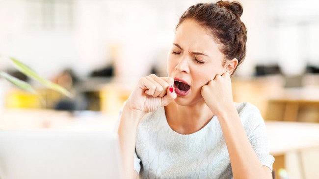 Rasa kantuk saat bekerja biasanya muncul di siang hari setelah makan siang. Bagaimana cara mengatasi ngantuk setelah makan?