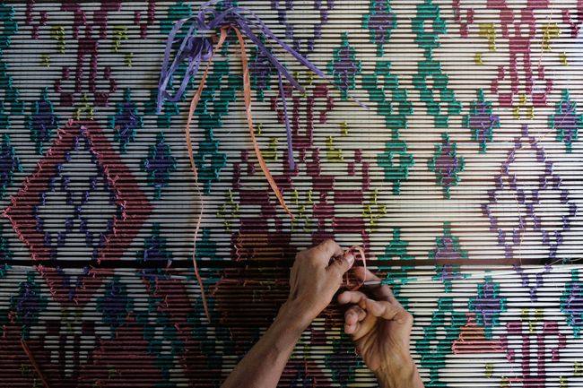 Mengenal Kain Endek Yang Resmi Dipakai Warga Bali Tiap Selasa