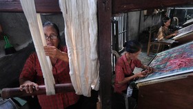 FOTO: Nasib Kain Endek Bali Ditinggal Kaum Muda