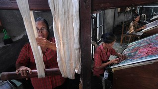 FOTO: Nasib Kain Endek Bali Ditinggal Kaum Muda